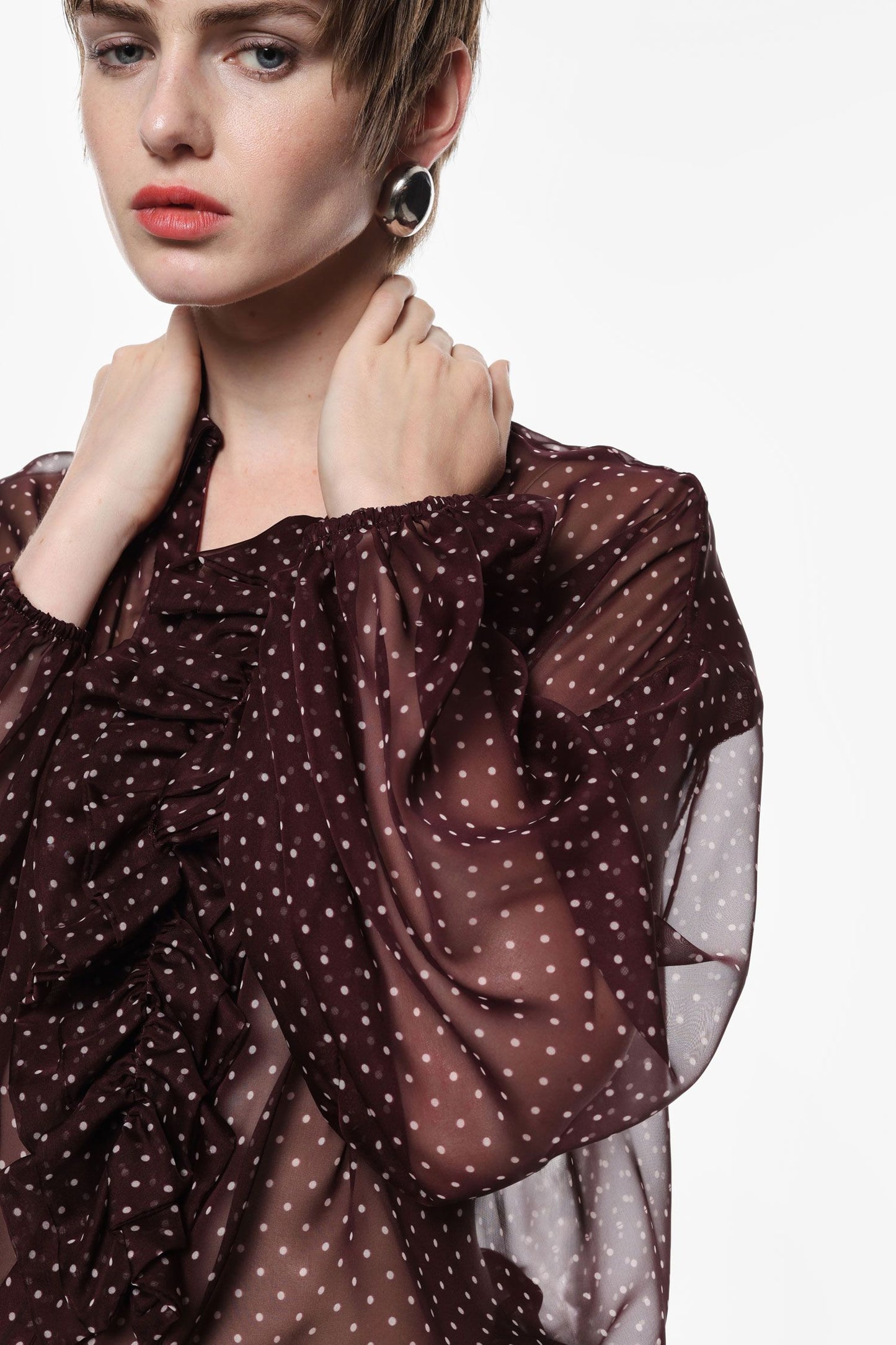 Camicia a pois con maniche lunghe e colletto