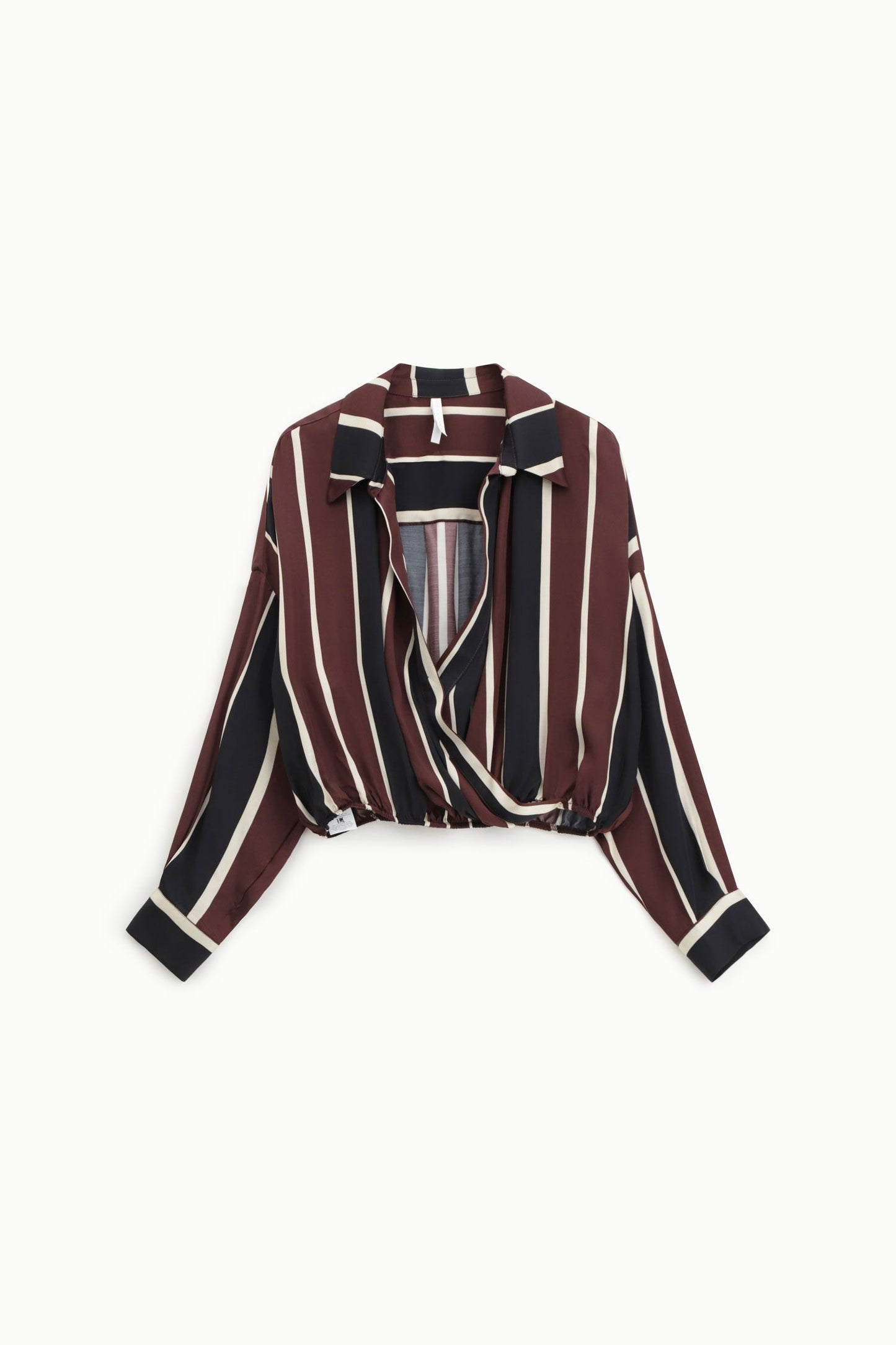Completo a righe multicolor con camicia con collo a punta e pantalone a palazzo