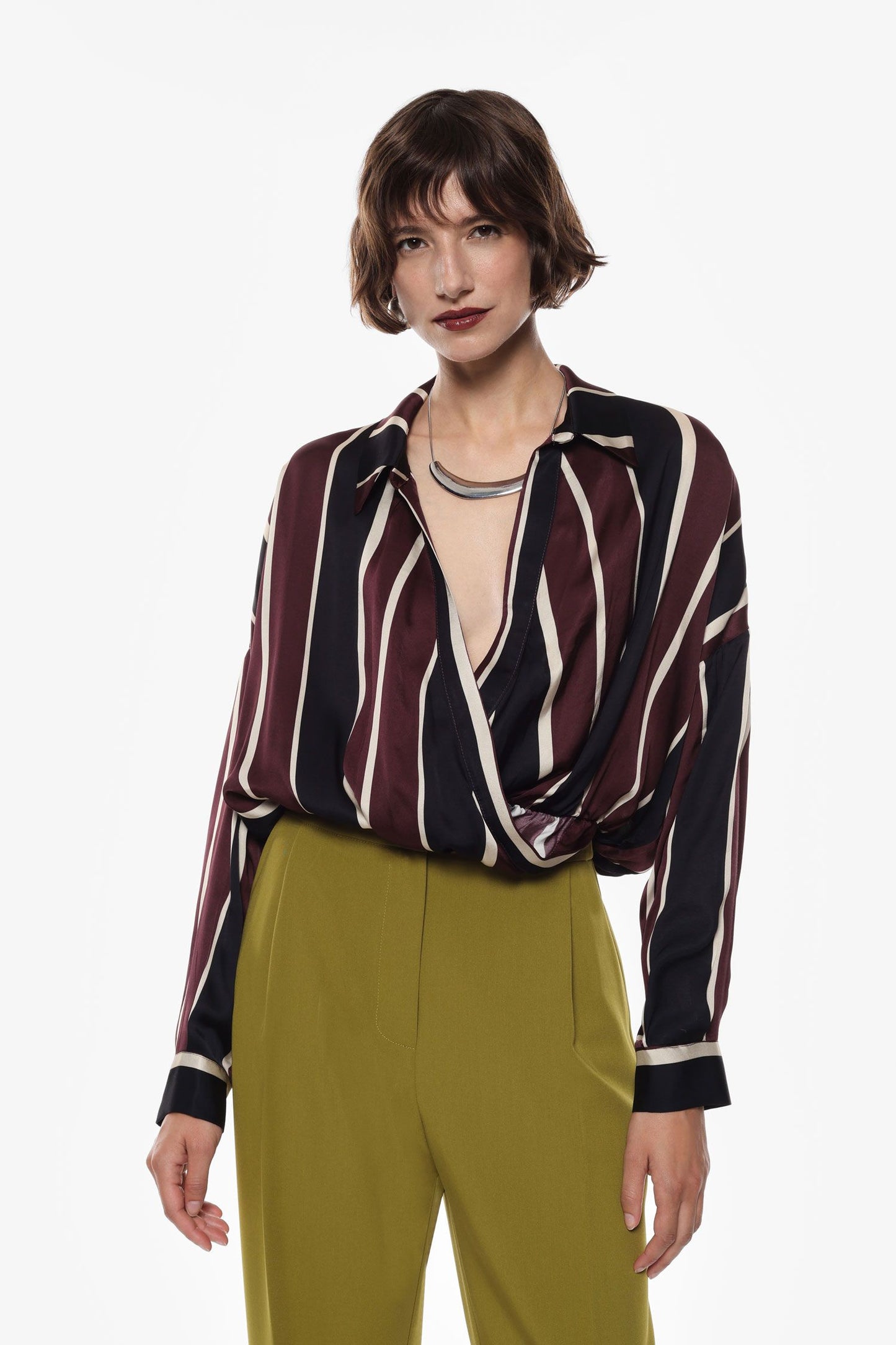 Completo a righe multicolor con camicia con collo a punta e pantalone a palazzo