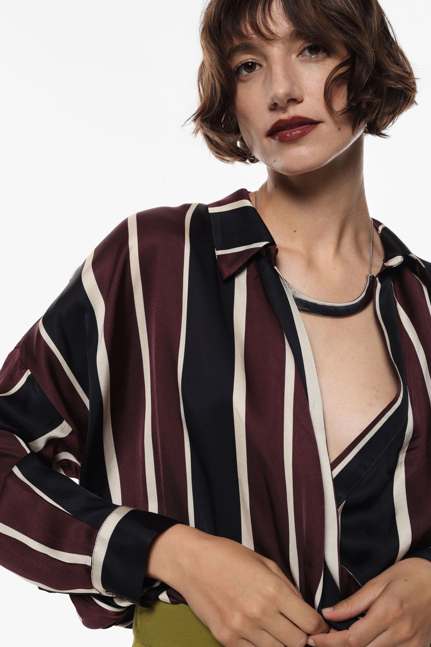 Completo a righe multicolor con camicia con collo a punta e pantalone a palazzo