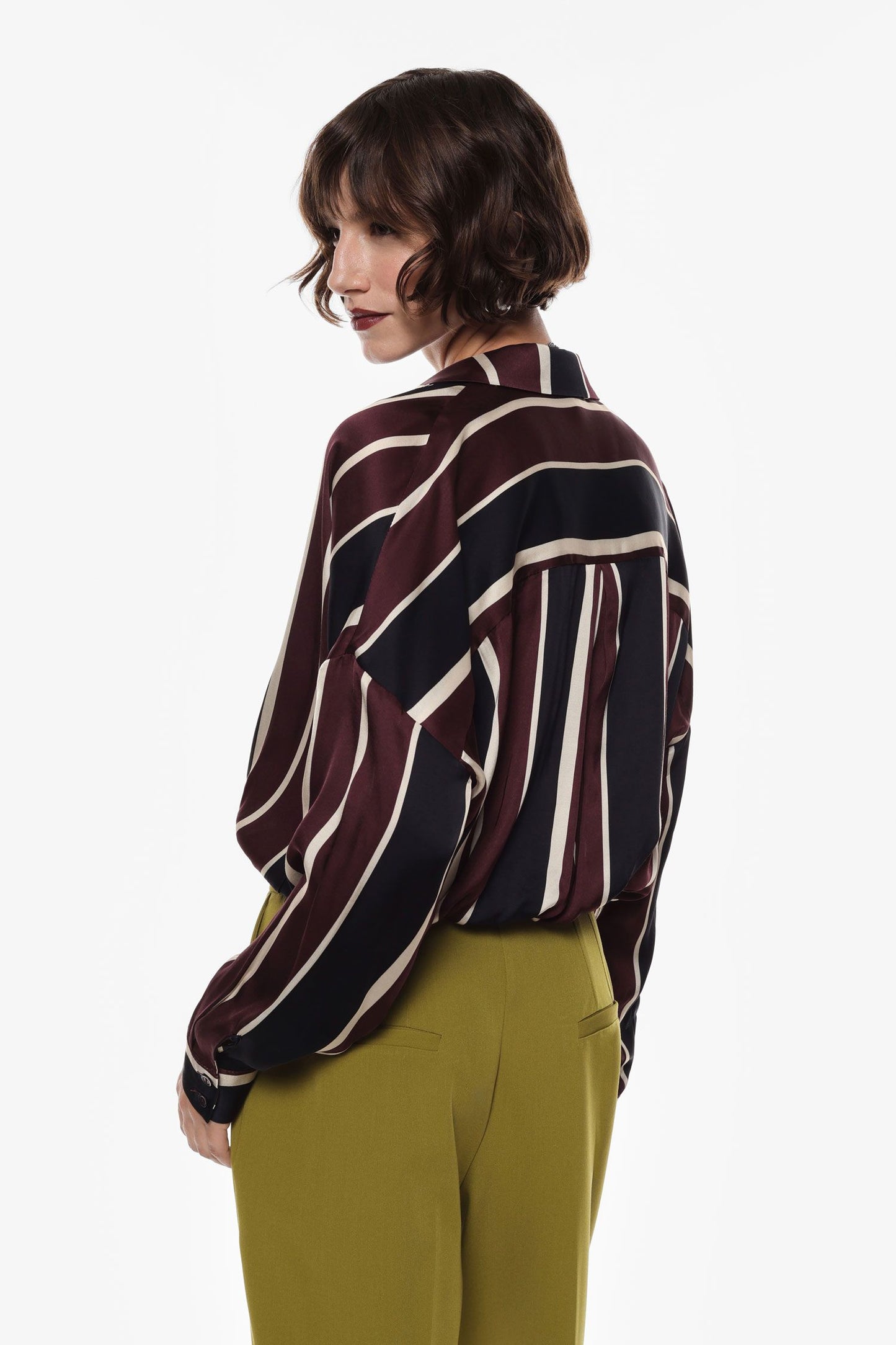 Completo a righe multicolor con camicia con collo a punta e pantalone a palazzo