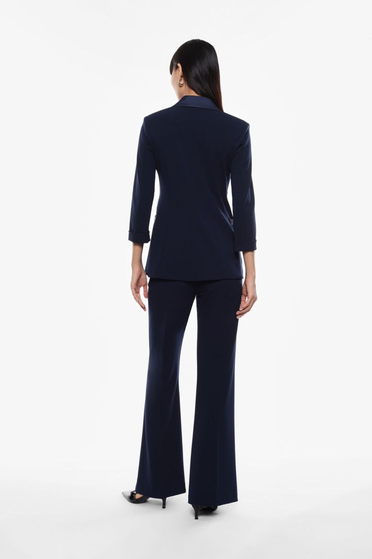 Tailleur nero con blazer doppiopetto e pantaloni svasati
