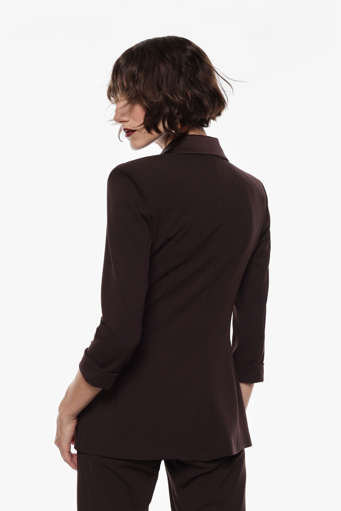 Tailleur moro con blazer doppiopetto e pantaloni svasati