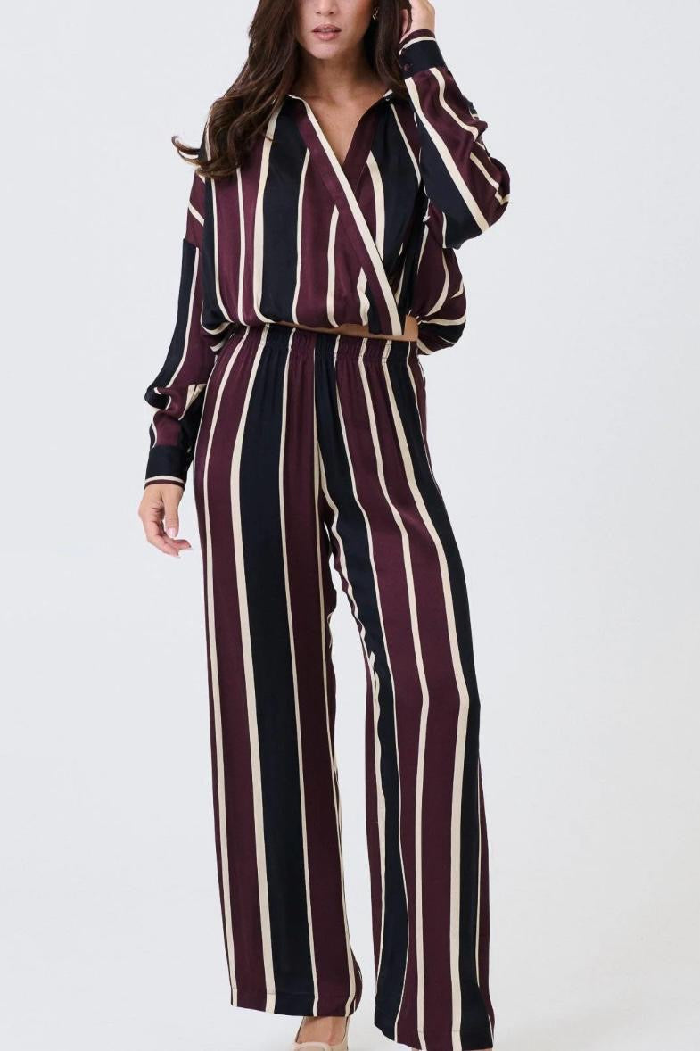 Completo a righe multicolor con camicia con collo a punta e pantalone a palazzo