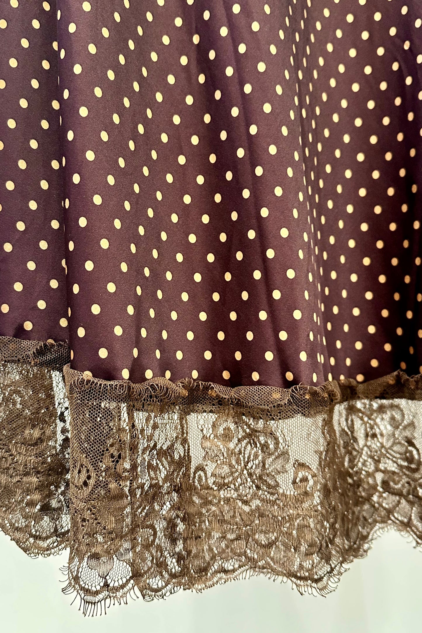 Gonna lunga bordeaux a pois effetto raso con pizzo