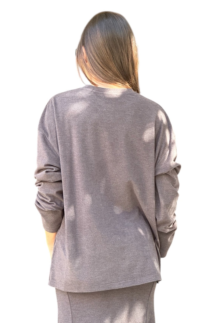 Maglia grigia a manica lunga paricollo