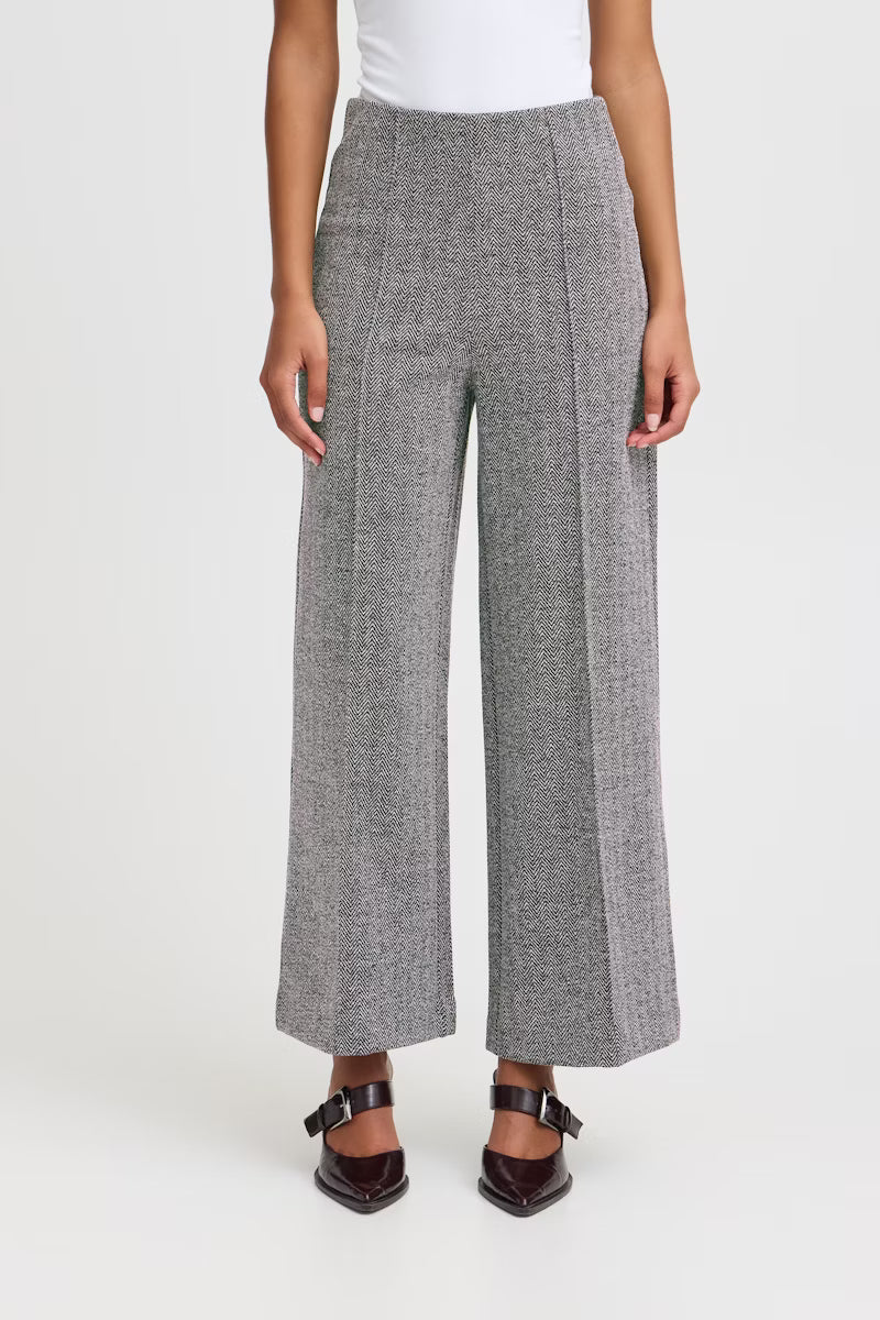 Tailleur spigato con giacca oversize e pantalone palazzo