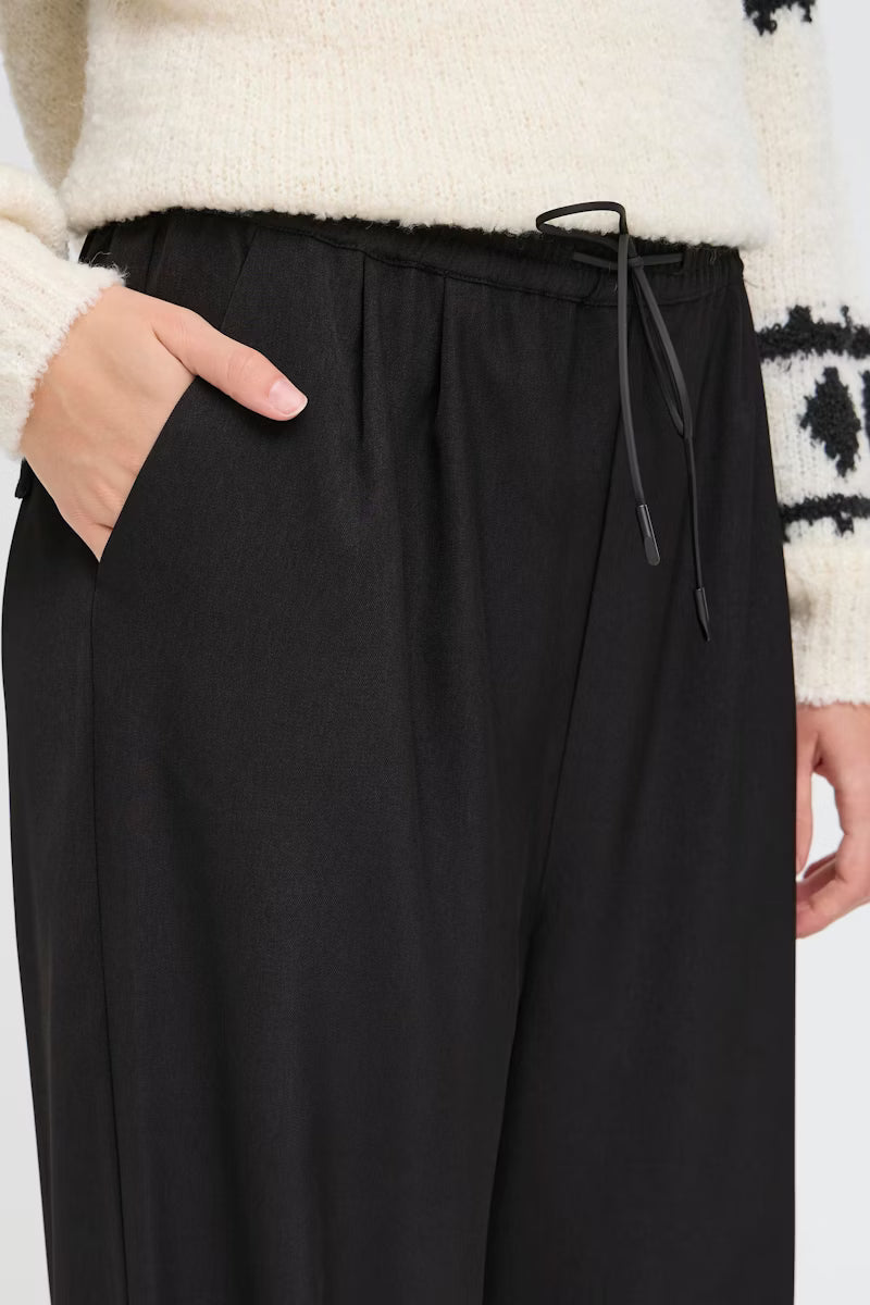 Pantalone nero con elastico in vita