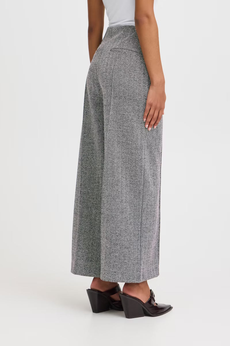 Tailleur spigato con giacca oversize e pantalone palazzo