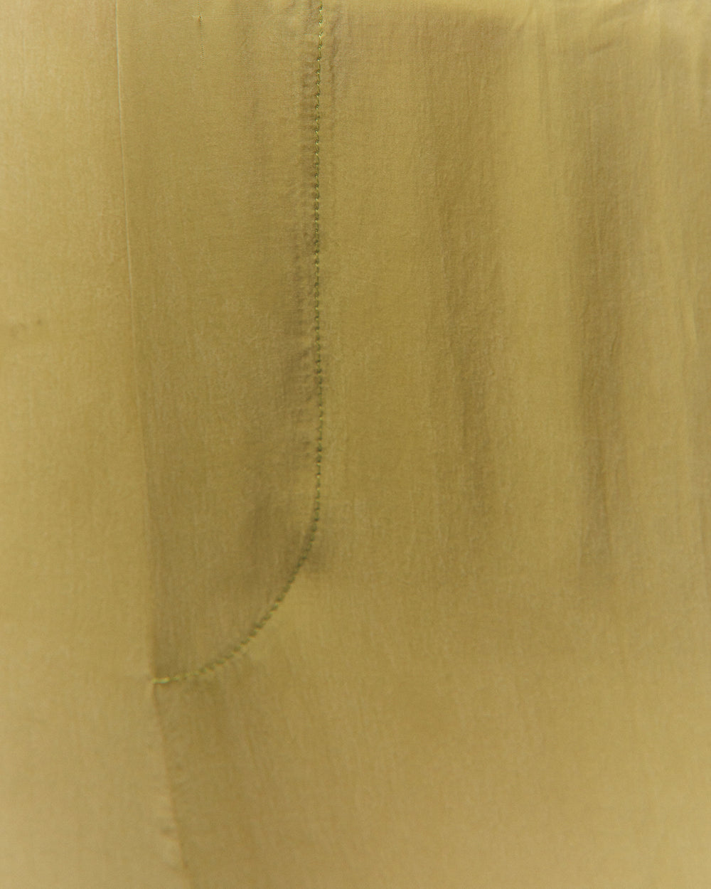 Tailleur verde in cupro fluido con giacca e pantalone