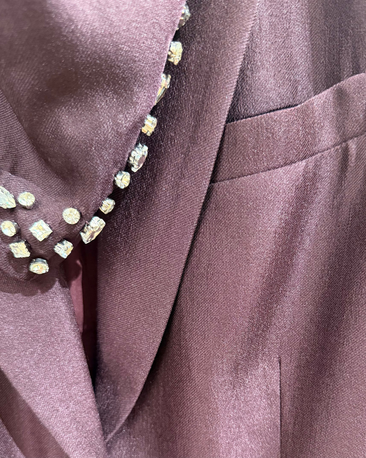 Tailleur cioccolato giacca accessorio pietre e pantalone palazzo con elastico in vita effetto lucido