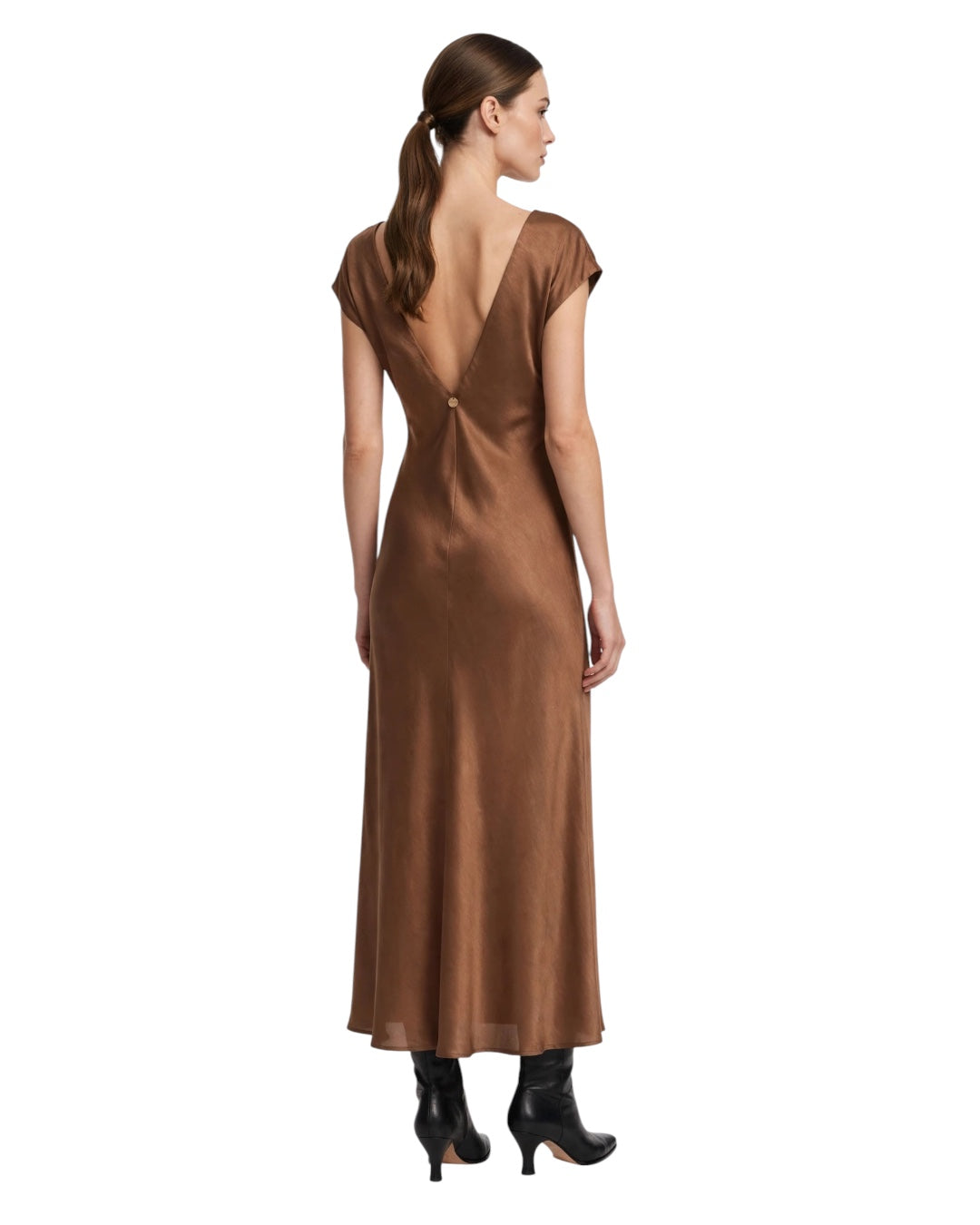 Sleeveless long tobacco dress with V-neckline at the back, satin effect