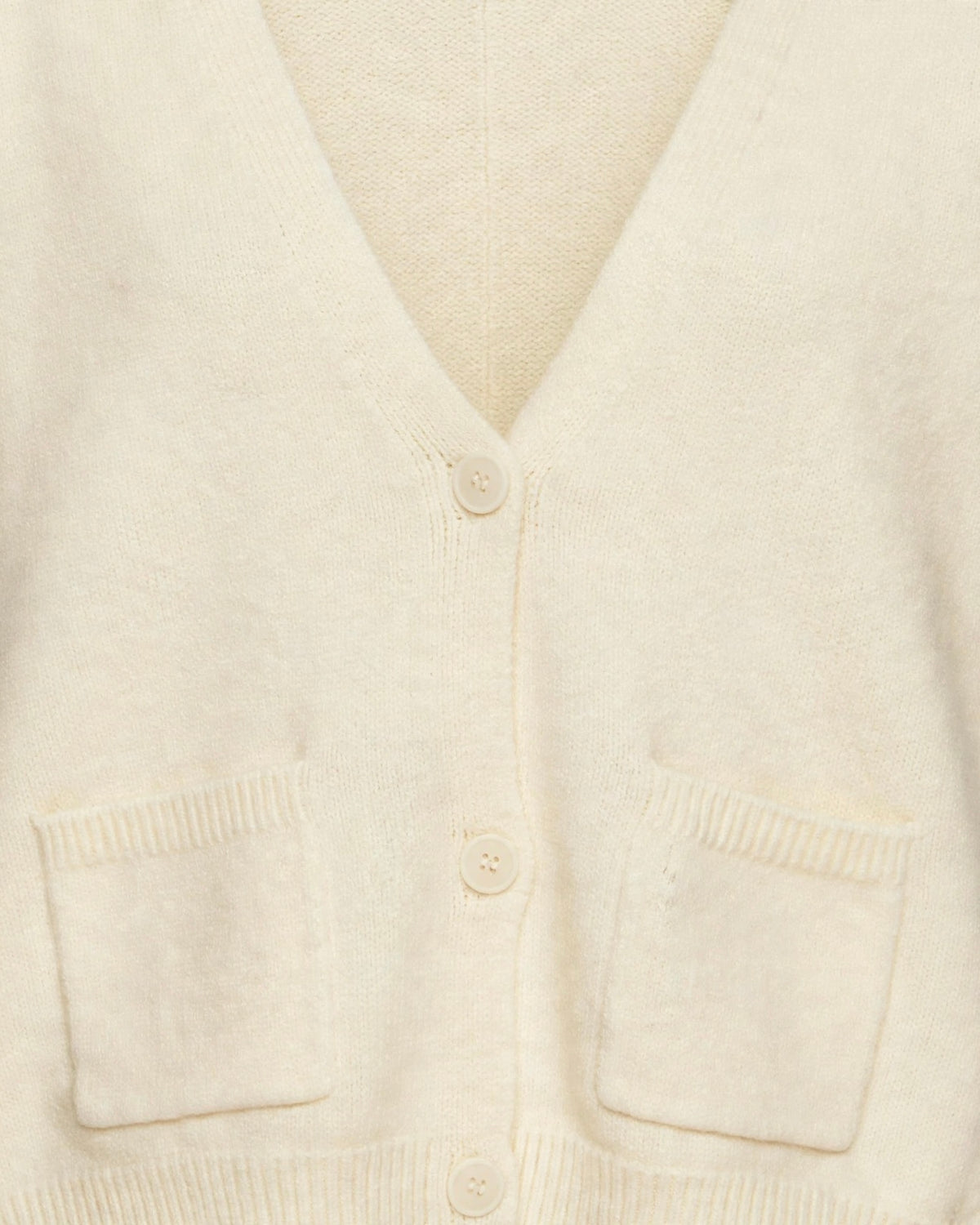 Cardigan panna con bottoni e taschini