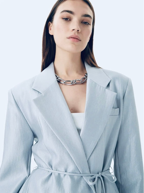 Tailleur giacca over celeste con cinturino in vita e pantalone a palazzo
