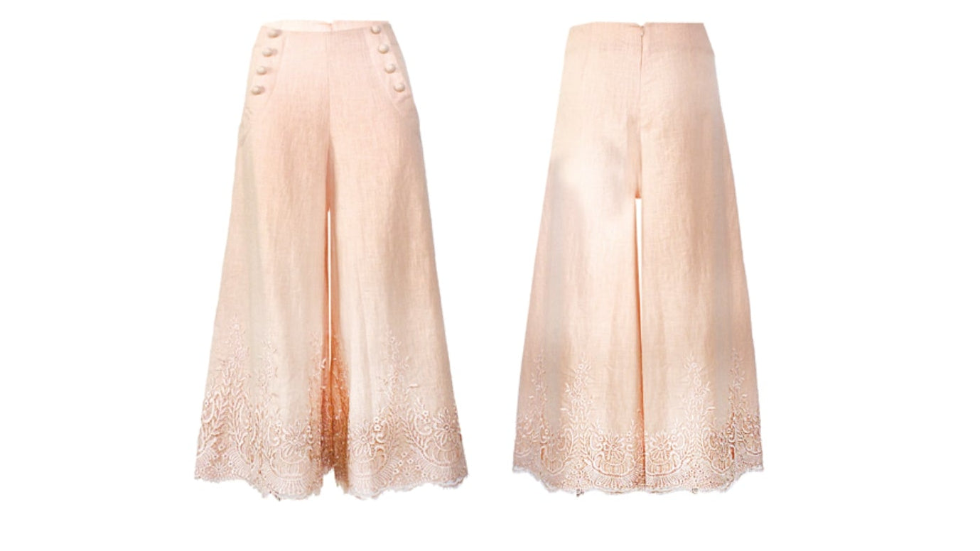 Completo rosa con ricami in pizzo sull'orlo con top smanicato e pantalone a vita alta