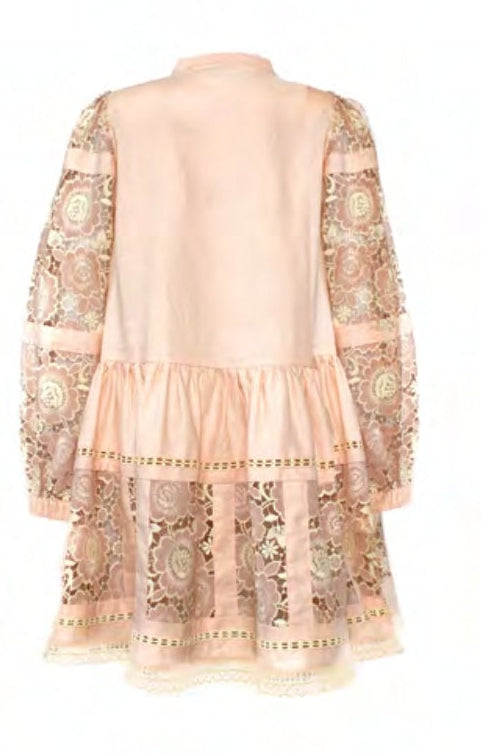 Abito rosa in lino con ricami in macramè