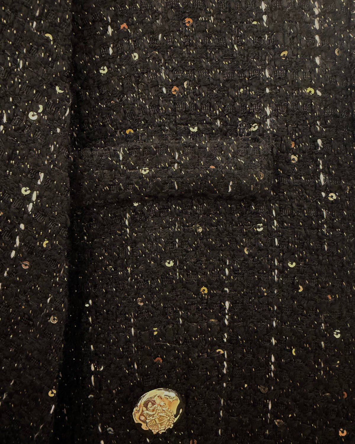 Giacca nera tweed con micro paillettes oro bottoni sui polsini spille rimovibili e cintura in vita