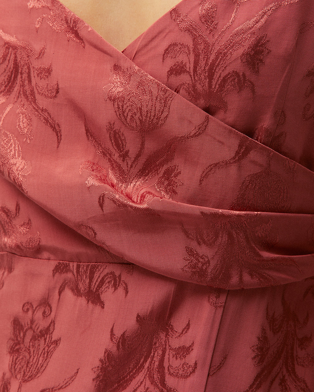 Abito lungo con scollo a V e spalline