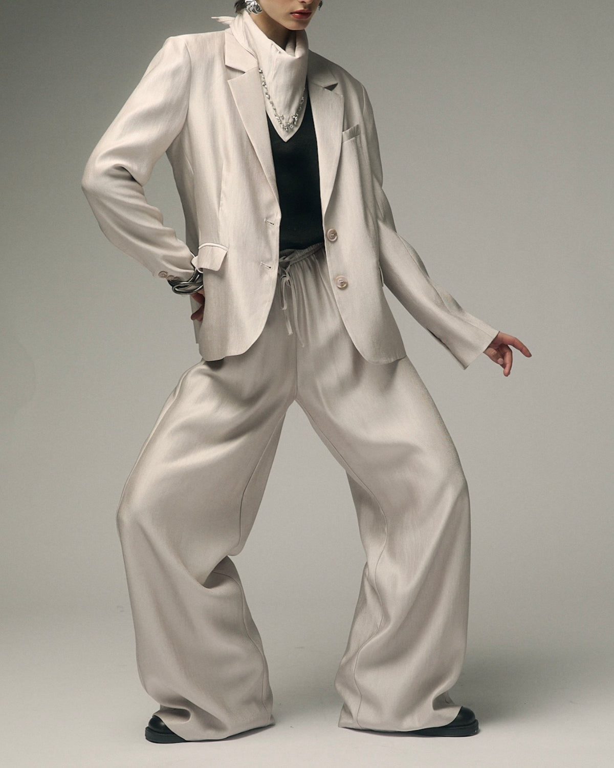 Tailleur grigio giacca 2bottoni con accessorio pietre pantalone palazzo con elastico in vita