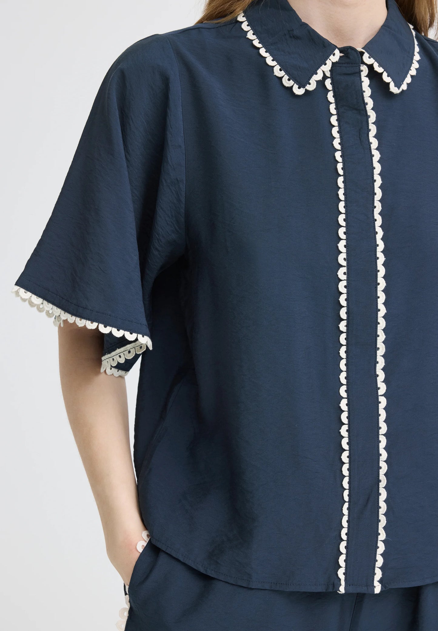 Completo blu in cotone camicia e pantaloncino con ricamo panna
