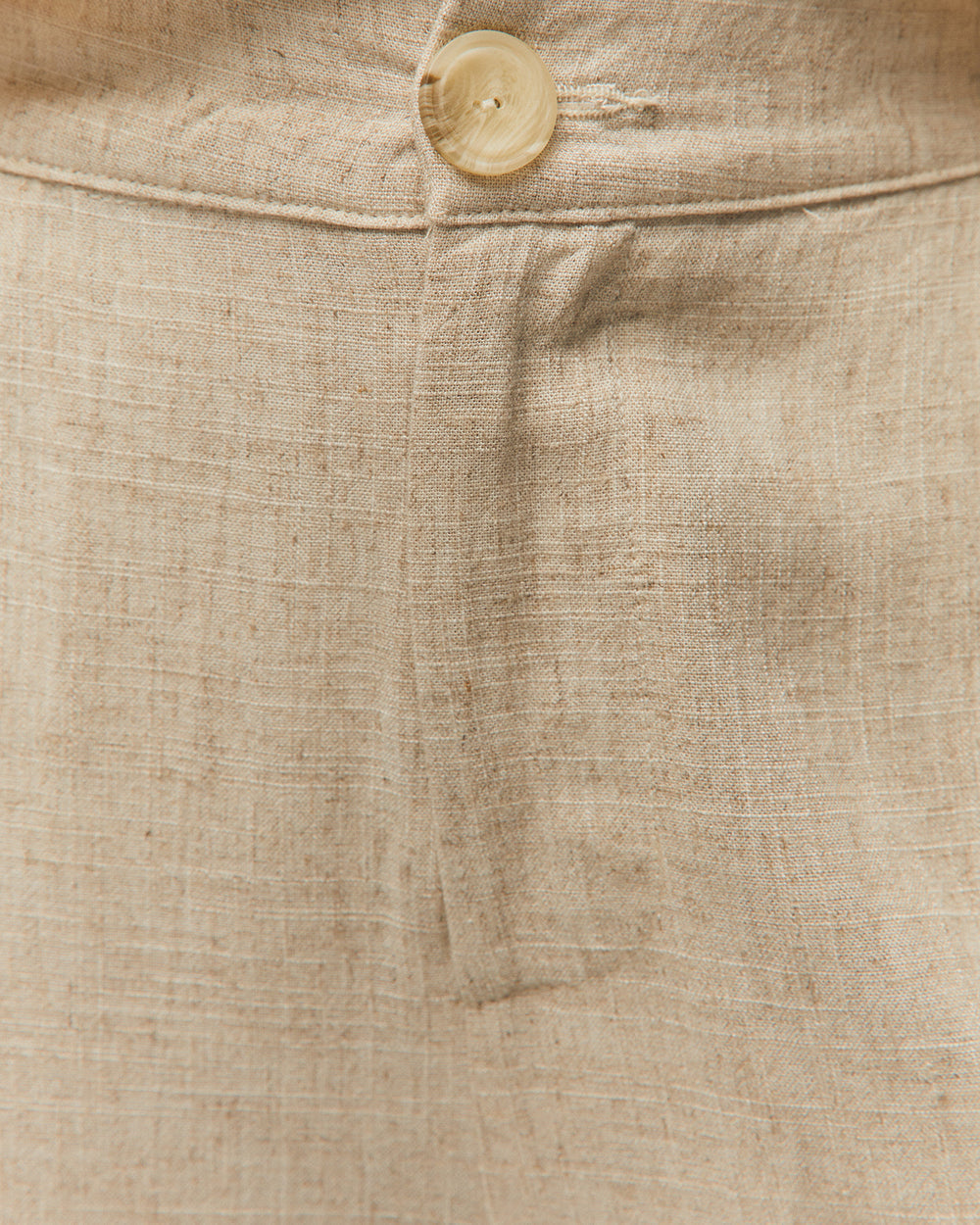Tailleur beige in lino con giacca fluida e pantalone dritto
