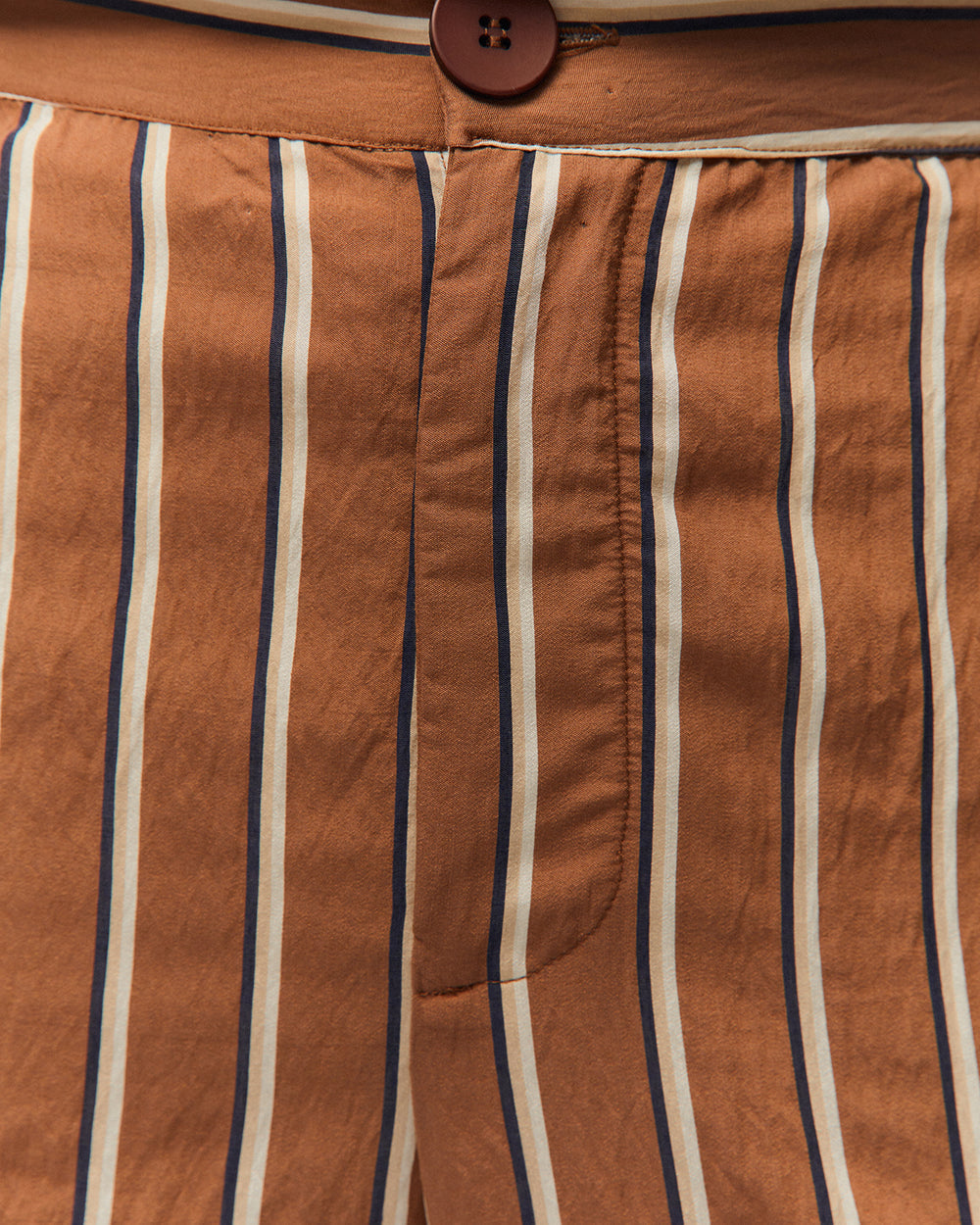 Pantaloni a righe a gamba larga con tasche laterali e chiusura con zip e bottone
