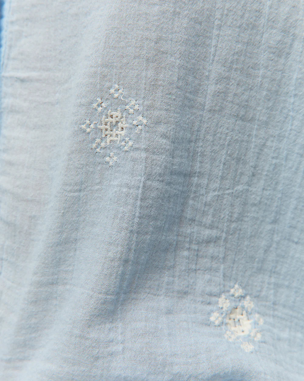 Camicia in cotone celeste manica lunga con ricami sulla parte davanti