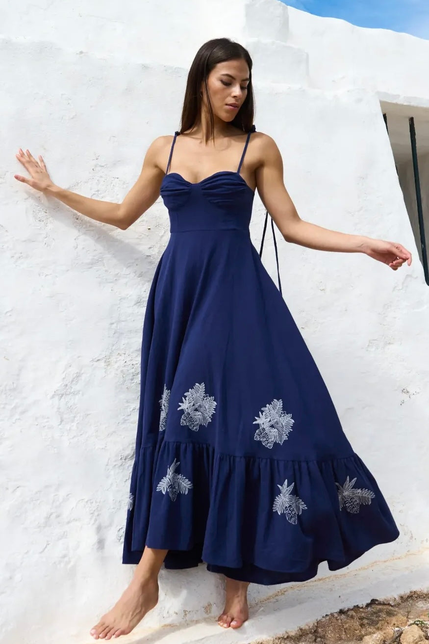 Abito lungo ricamato blu con scollatura a cuore