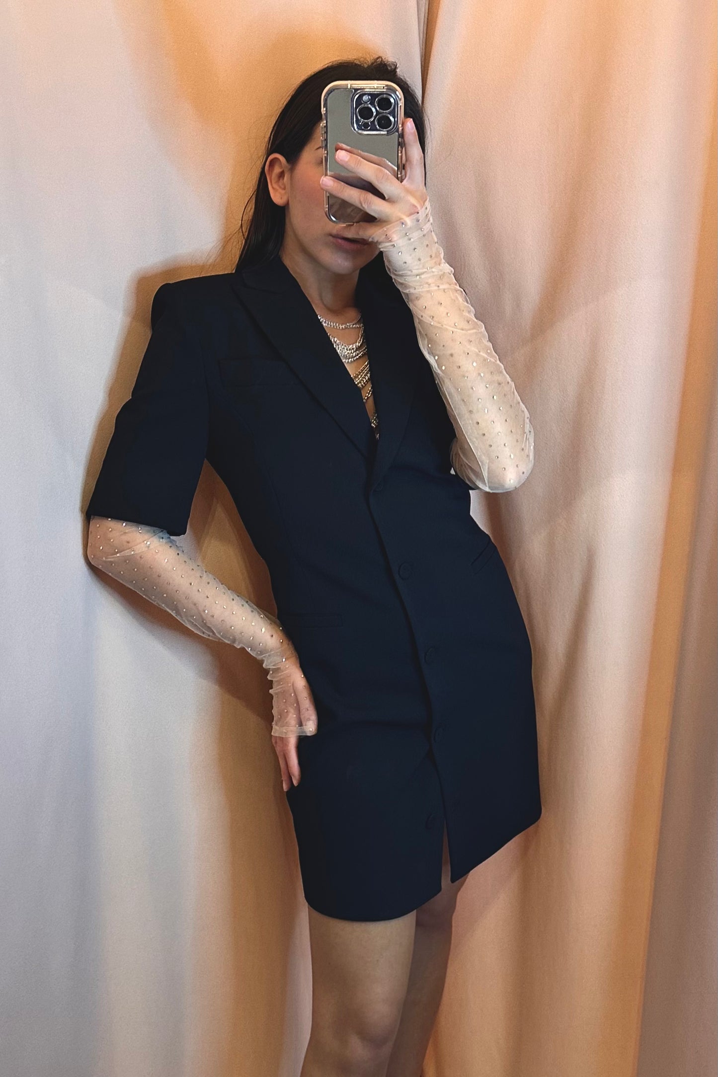 Vestito corto abbottonato con revers e guanti in tulle