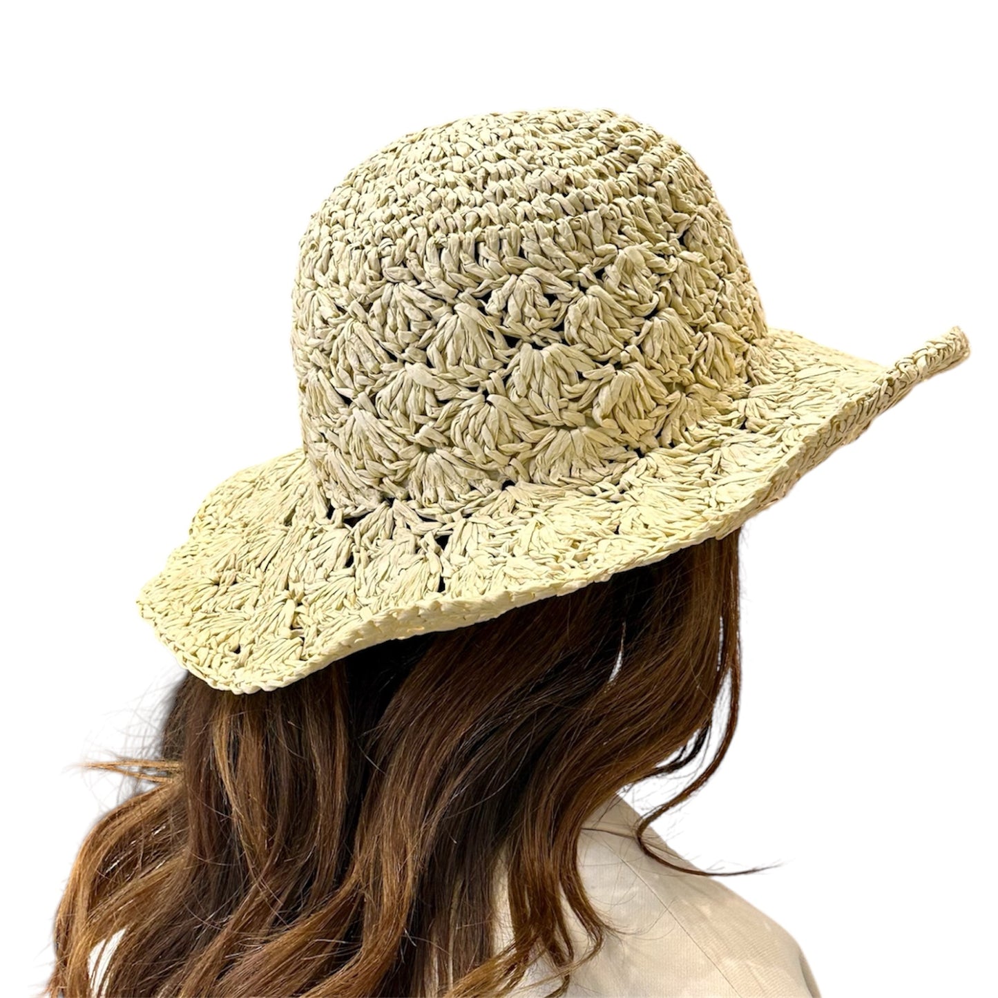 Cappello all'uncinetto in raffia