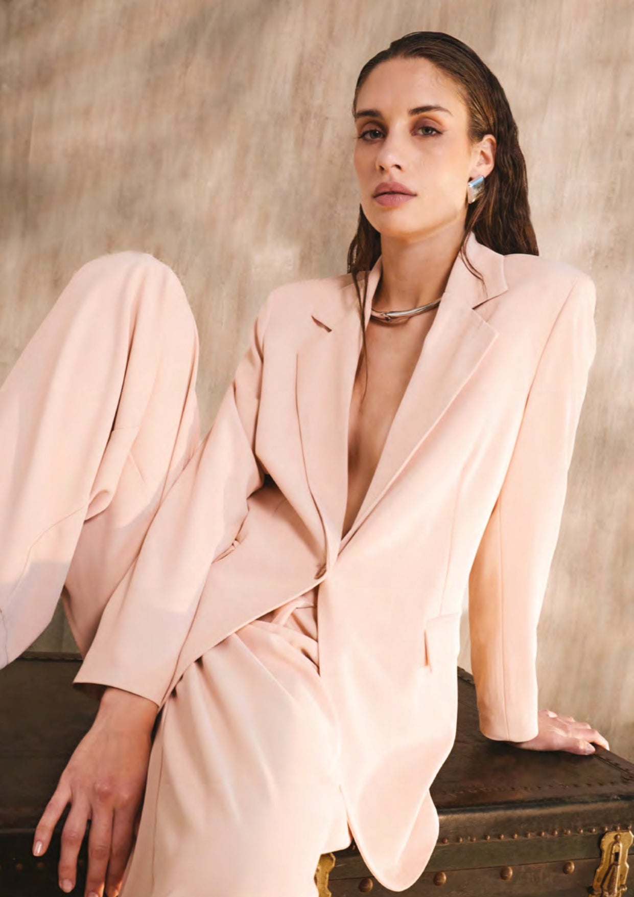 Tailleur rosa con giacca monopetto e pantalone palazzo con pinces