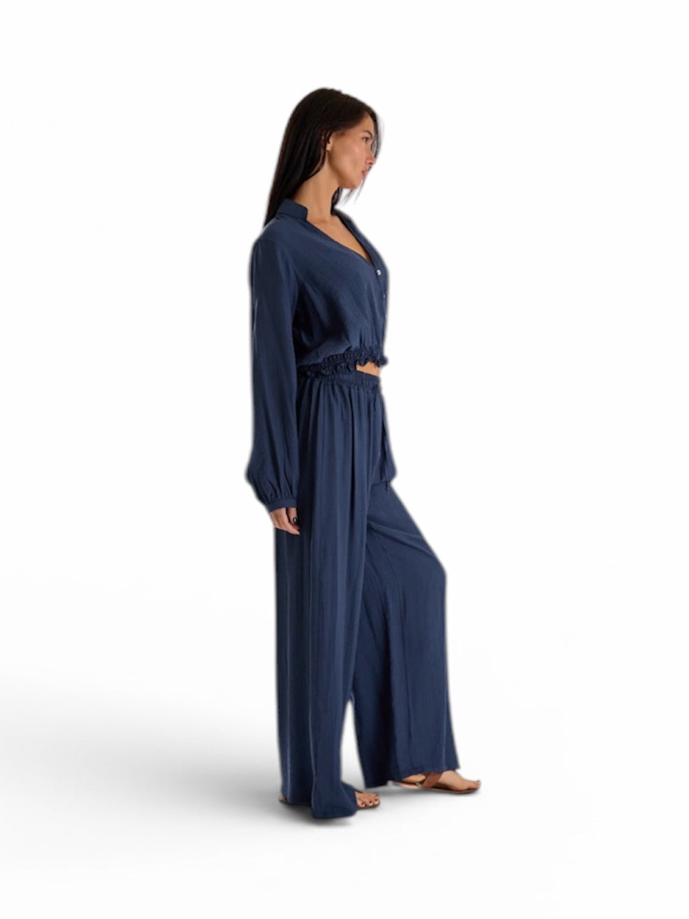 Completo blu con blusa corta arricciata e pantalone a palazzo