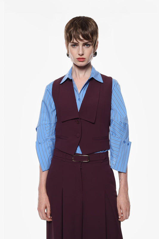 Completo con gilet con bottoni e tasche e pantaloni ampi a vita alta