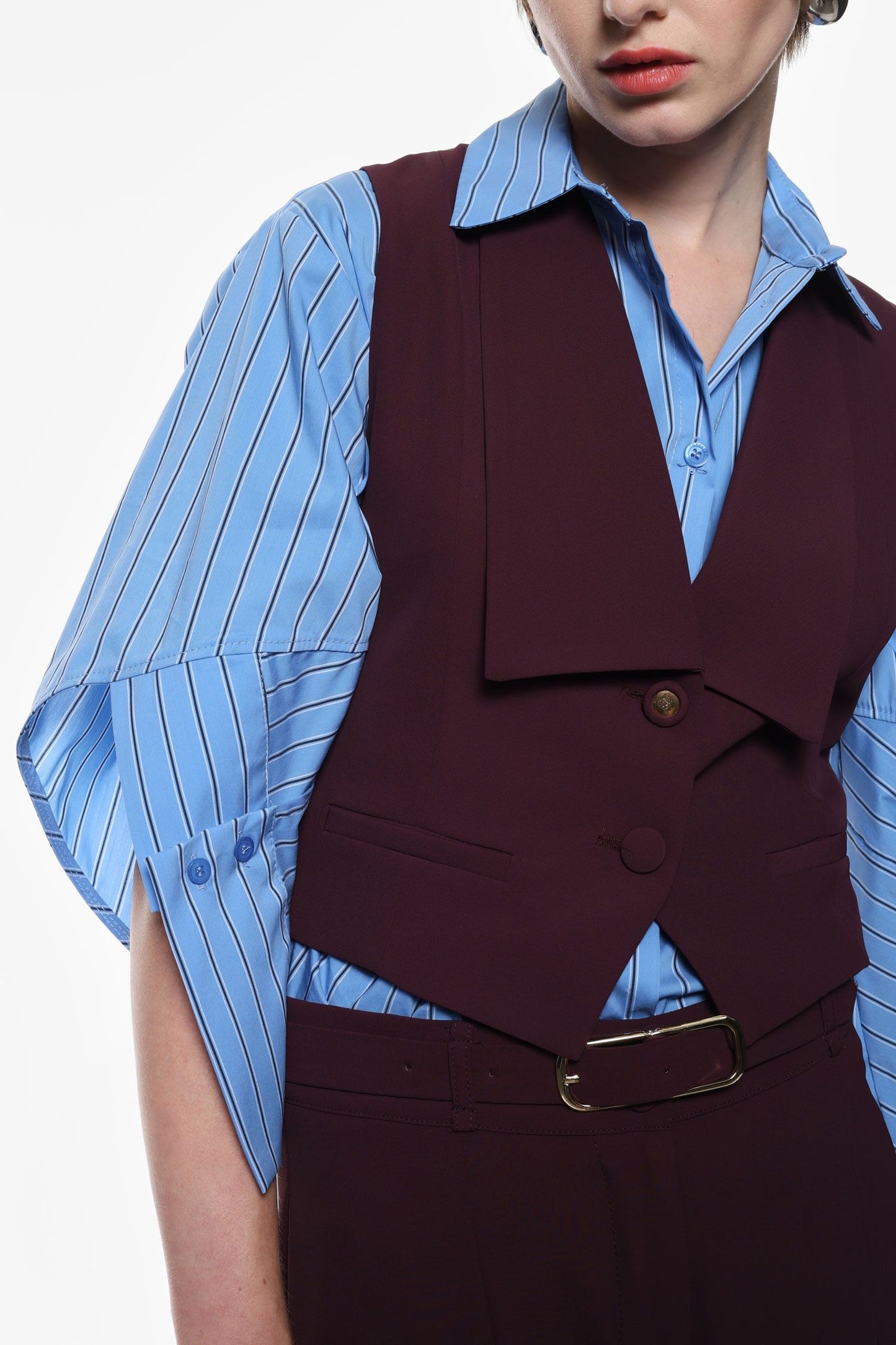Completo con gilet con bottoni e tasche e pantaloni ampi a vita alta