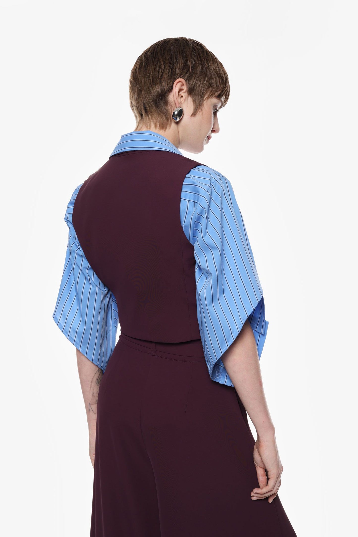 Completo con gilet con bottoni e tasche e pantaloni ampi a vita alta