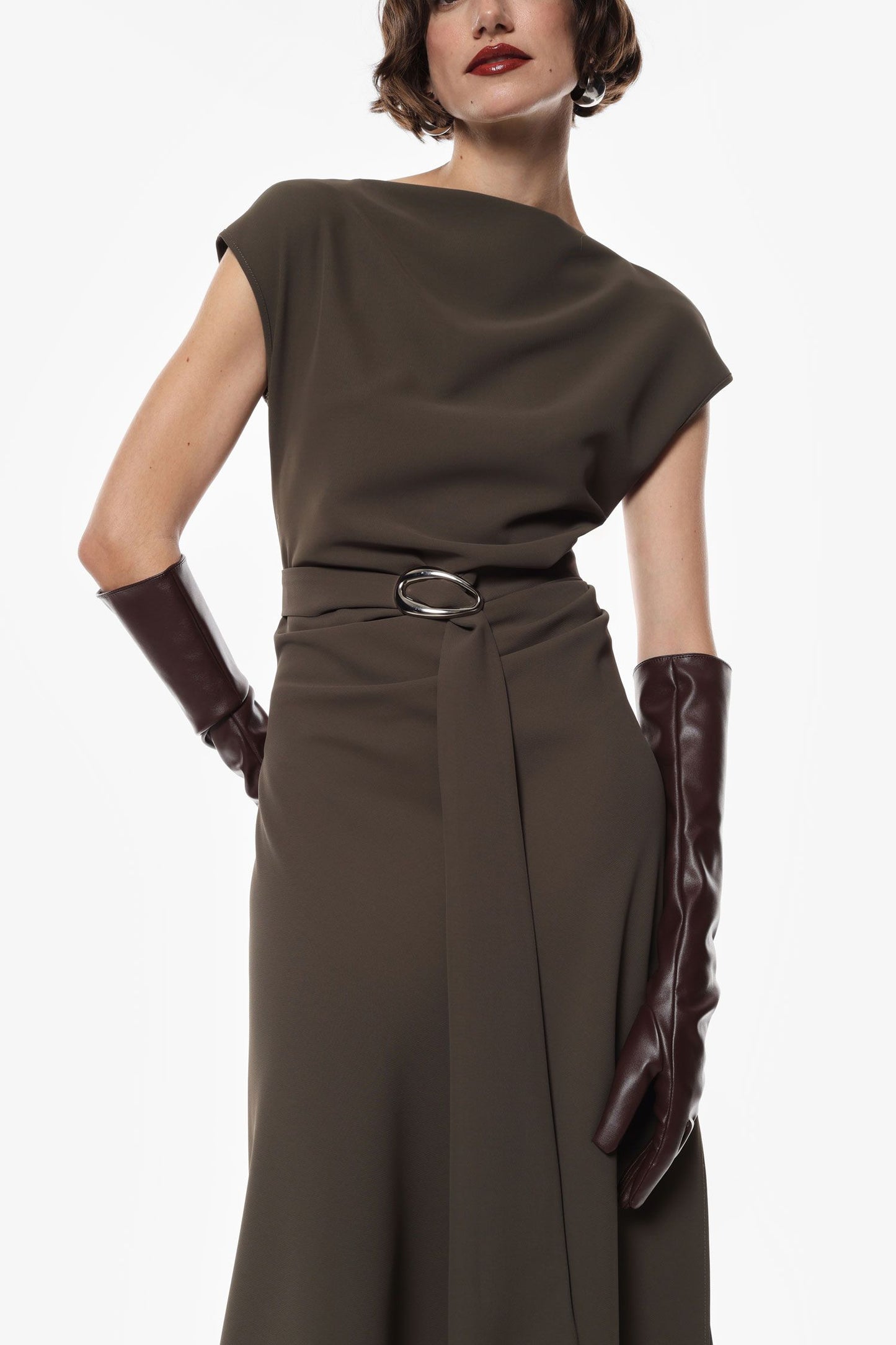 Vestito lungo con scollo asimmetrico