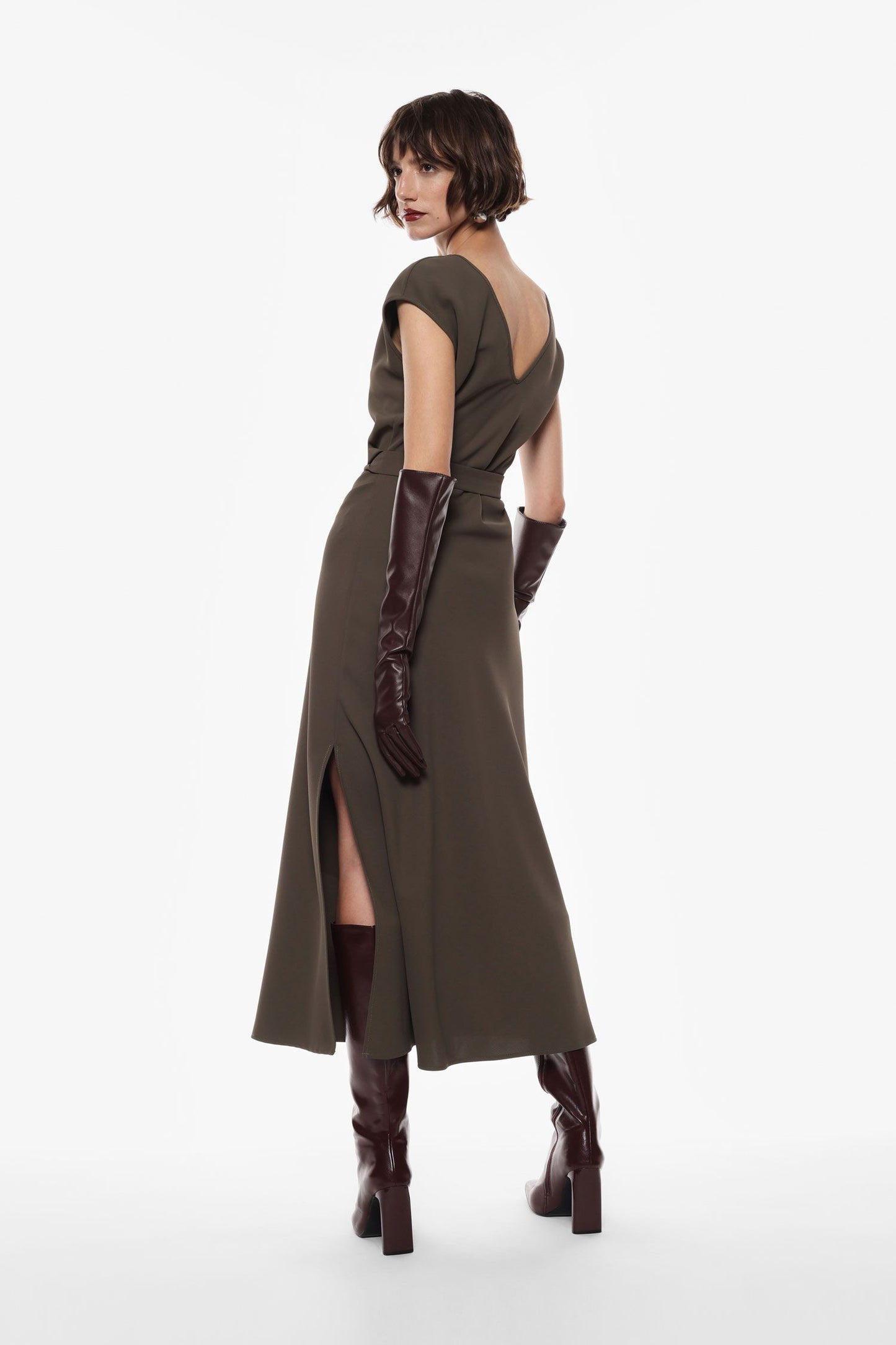 Vestito lungo con scollo asimmetrico