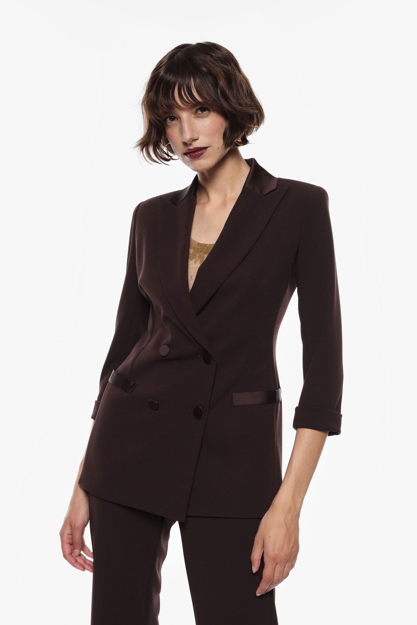 Tailleur moro con blazer doppiopetto e pantaloni svasati