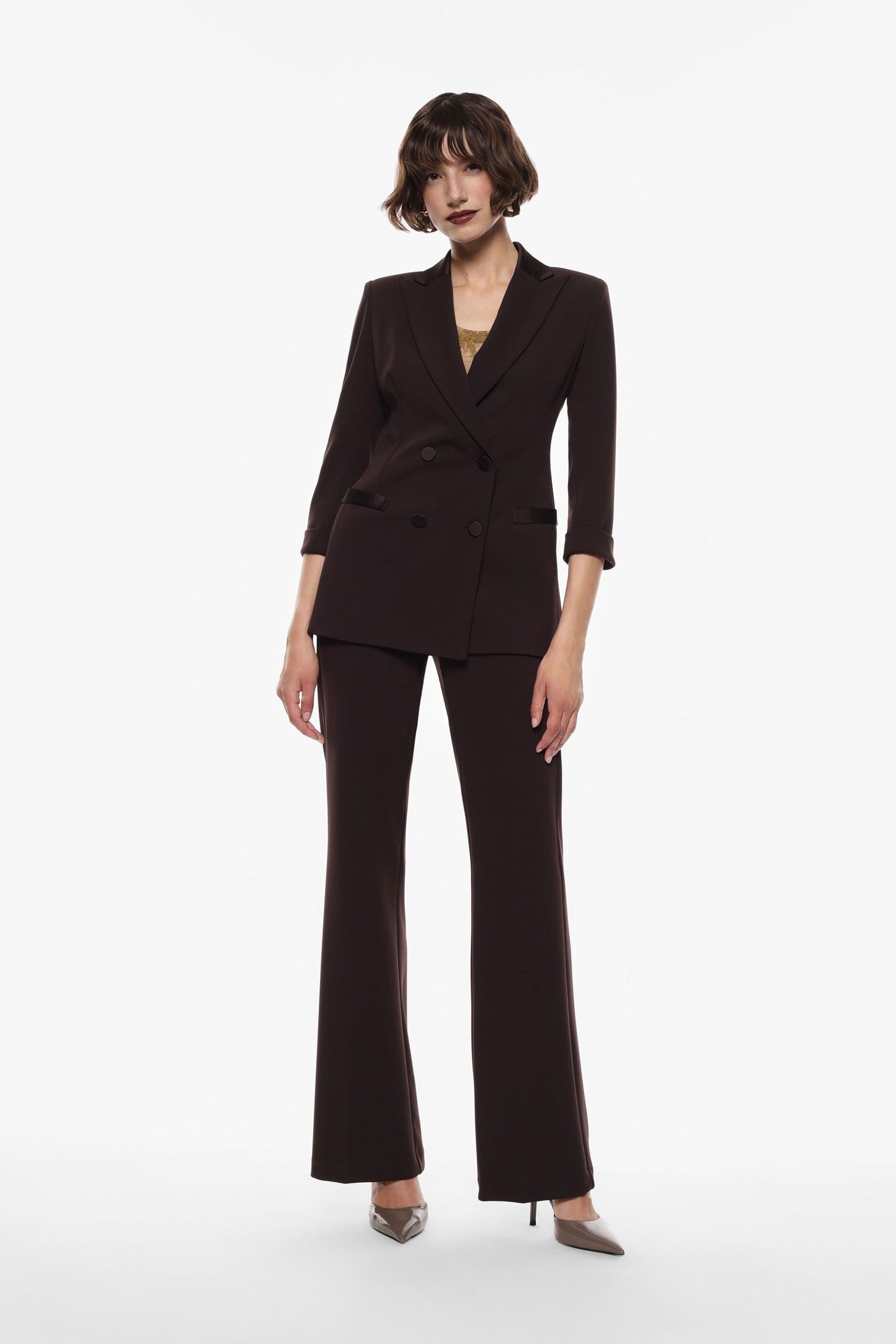 Tailleur moro con blazer doppiopetto e pantaloni svasati