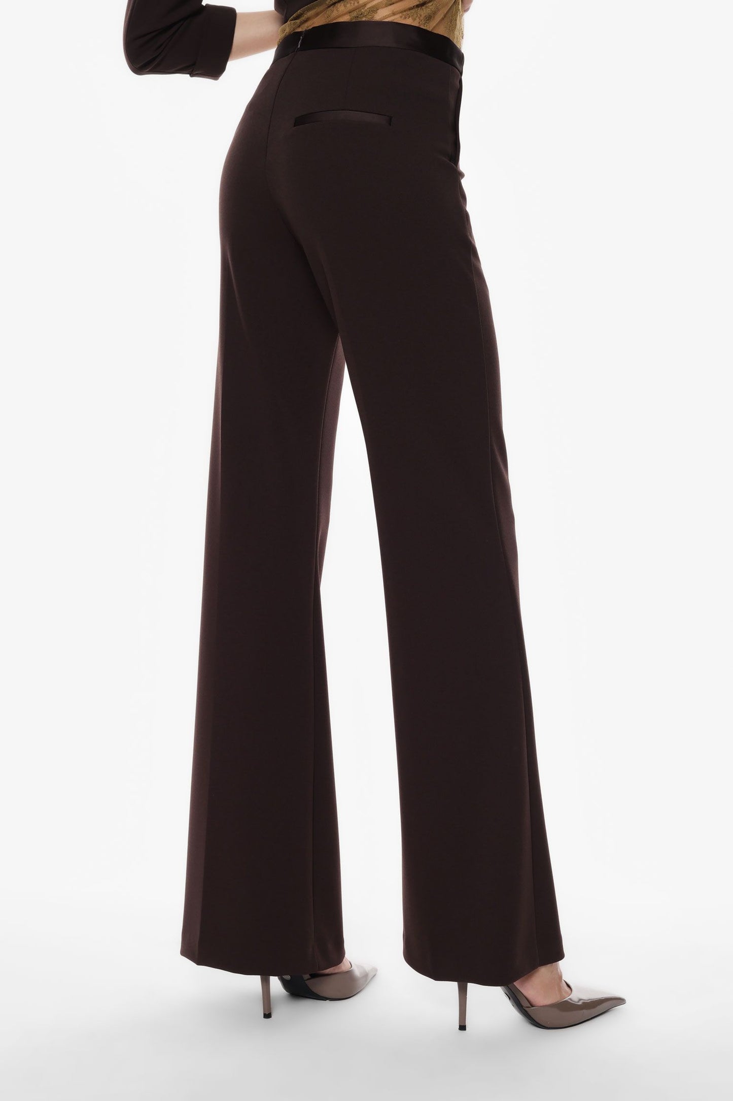 Tailleur moro con blazer doppiopetto e pantaloni svasati