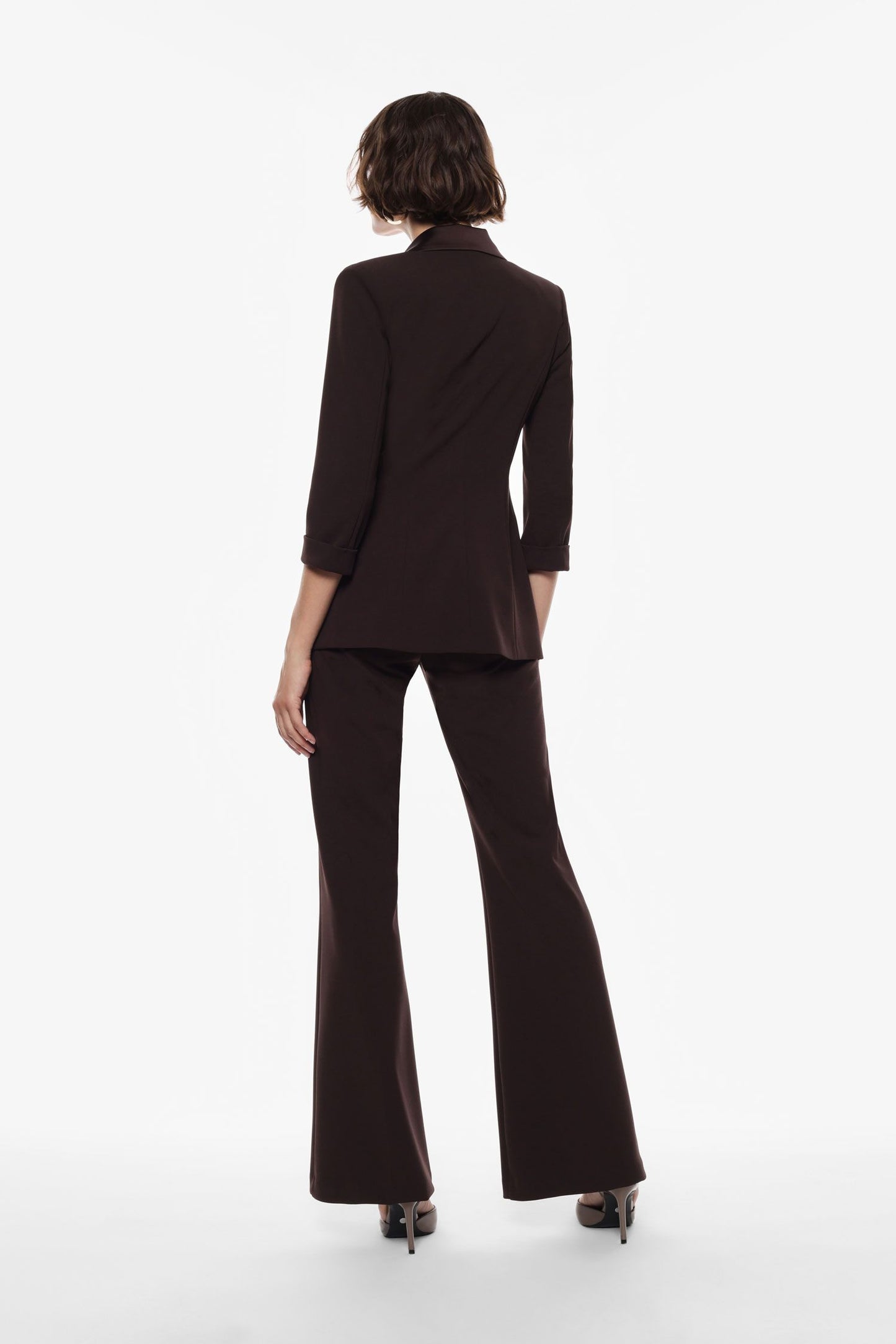 Tailleur moro con blazer doppiopetto e pantaloni svasati