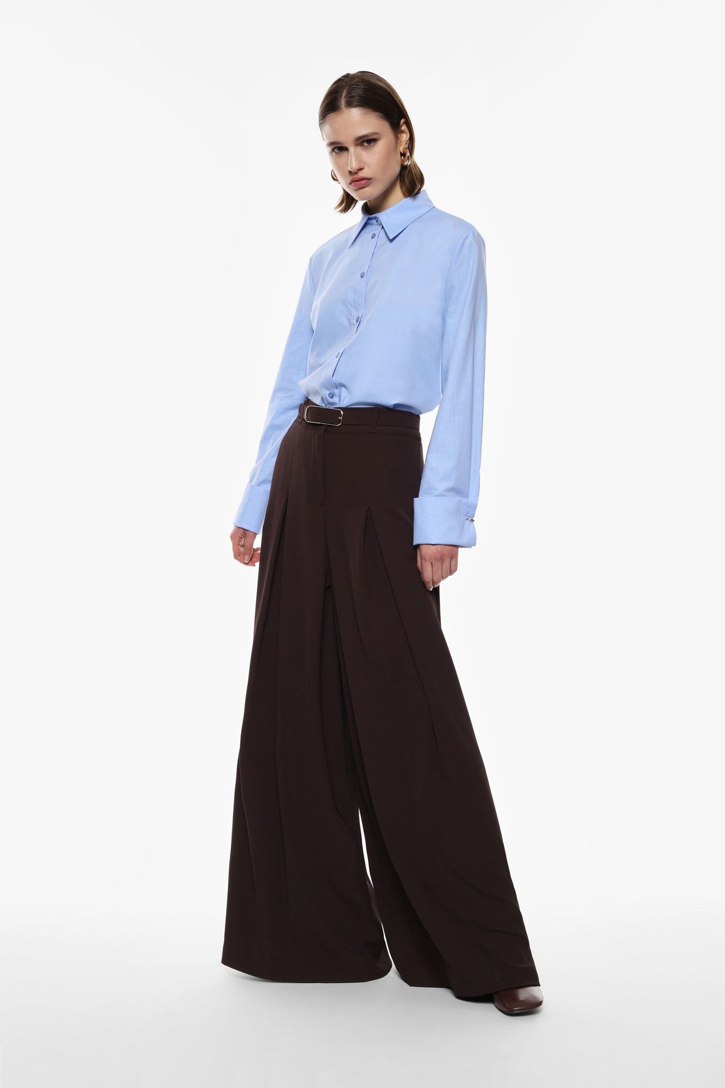 Completo con gilet con bottoni e tasche e pantaloni ampi a vita alta