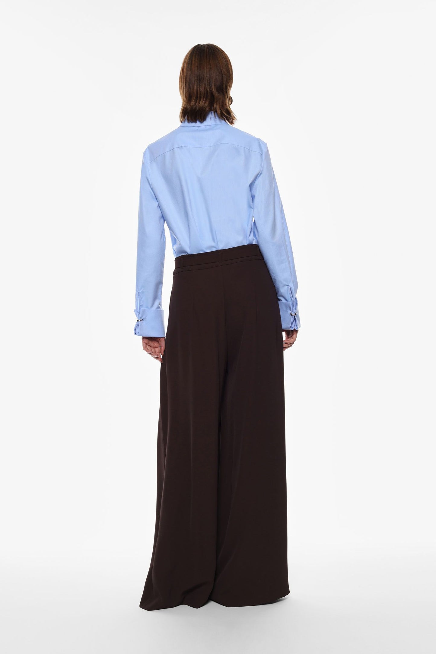 Completo con gilet con bottoni e tasche e pantaloni ampi a vita alta