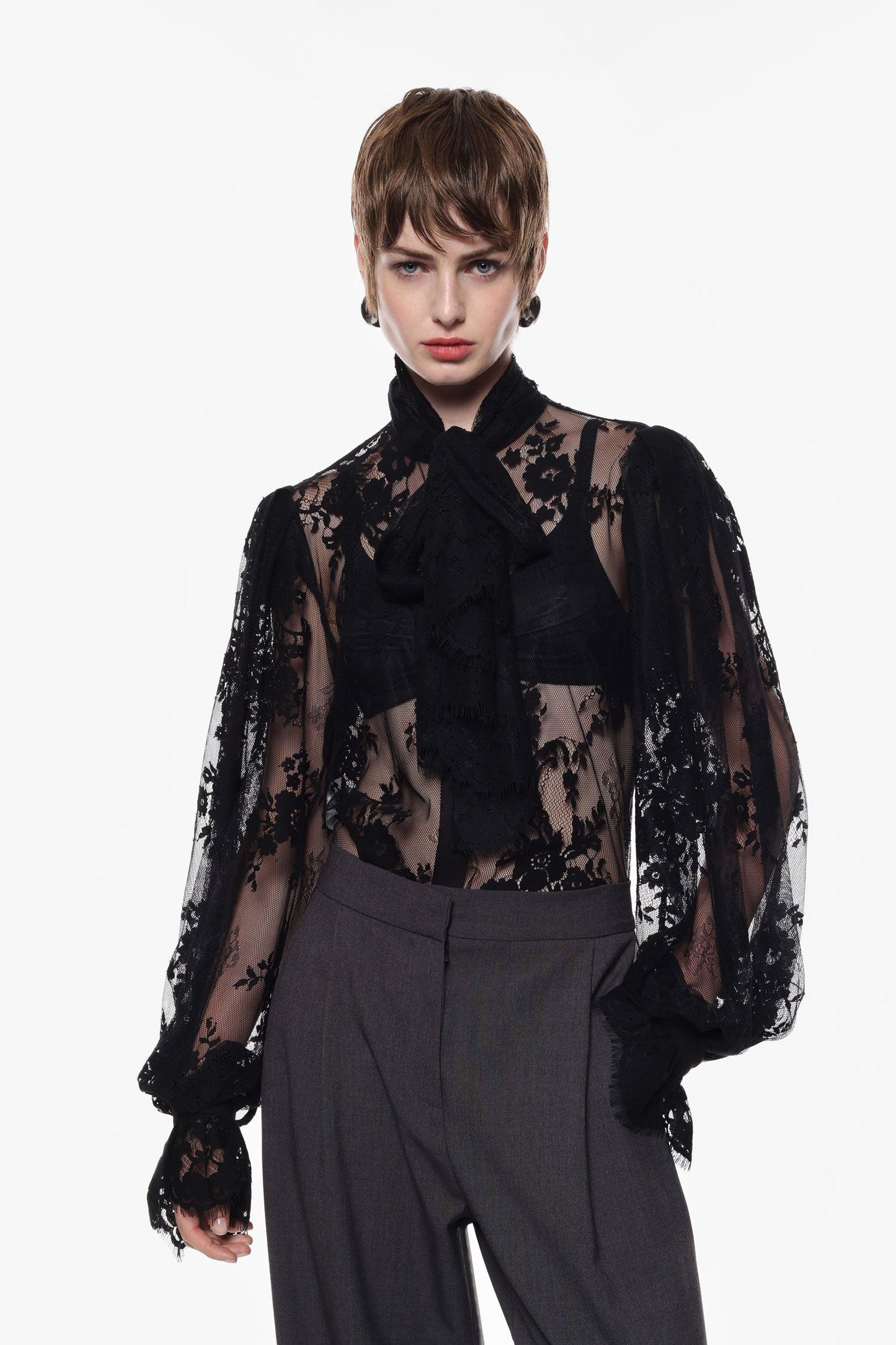 Camicia nera in pizzo con maniche lunghe