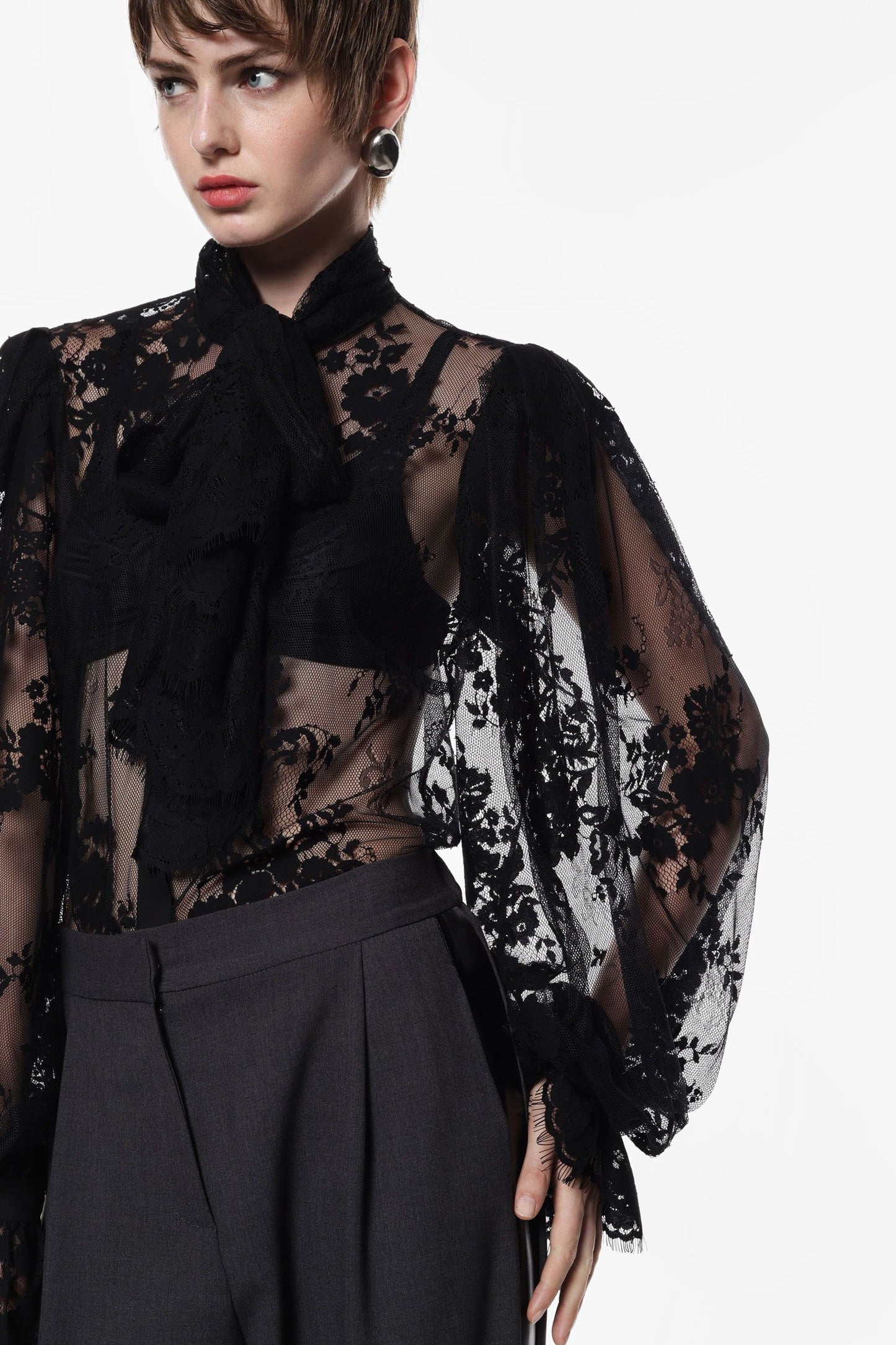 Camicia nera in pizzo con maniche lunghe