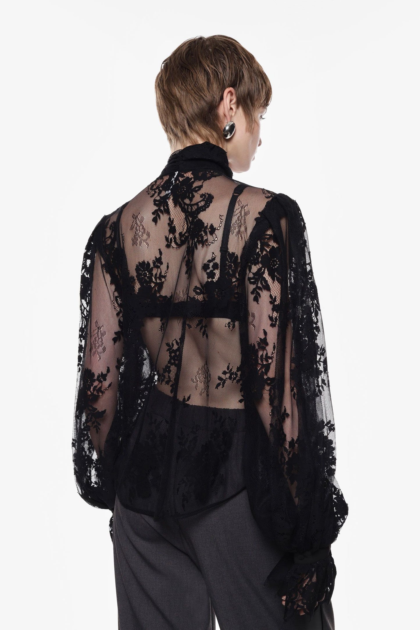 Camicia nera in pizzo con maniche lunghe