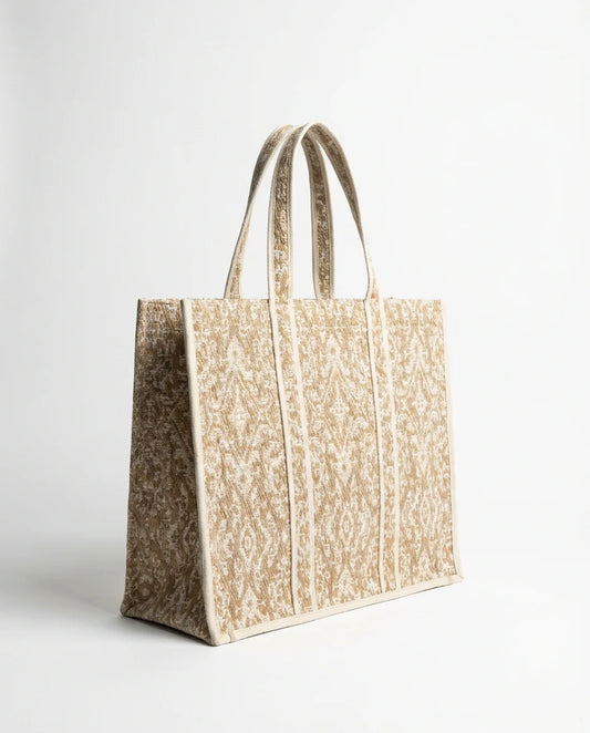 Ampia borsa in tessuto jacquard. Manico corto.