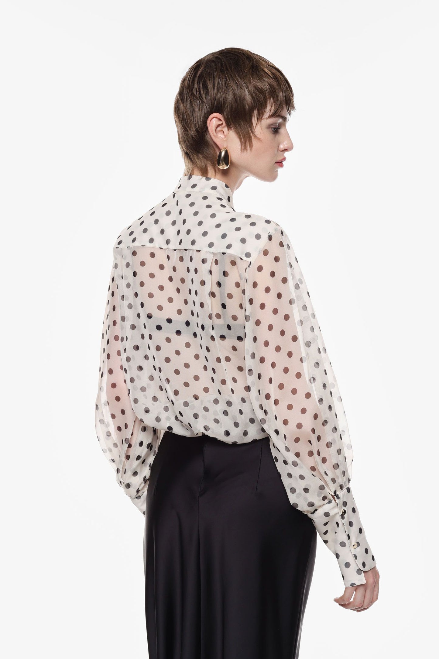 Camicia con stampa a pois e fiocco centrale
