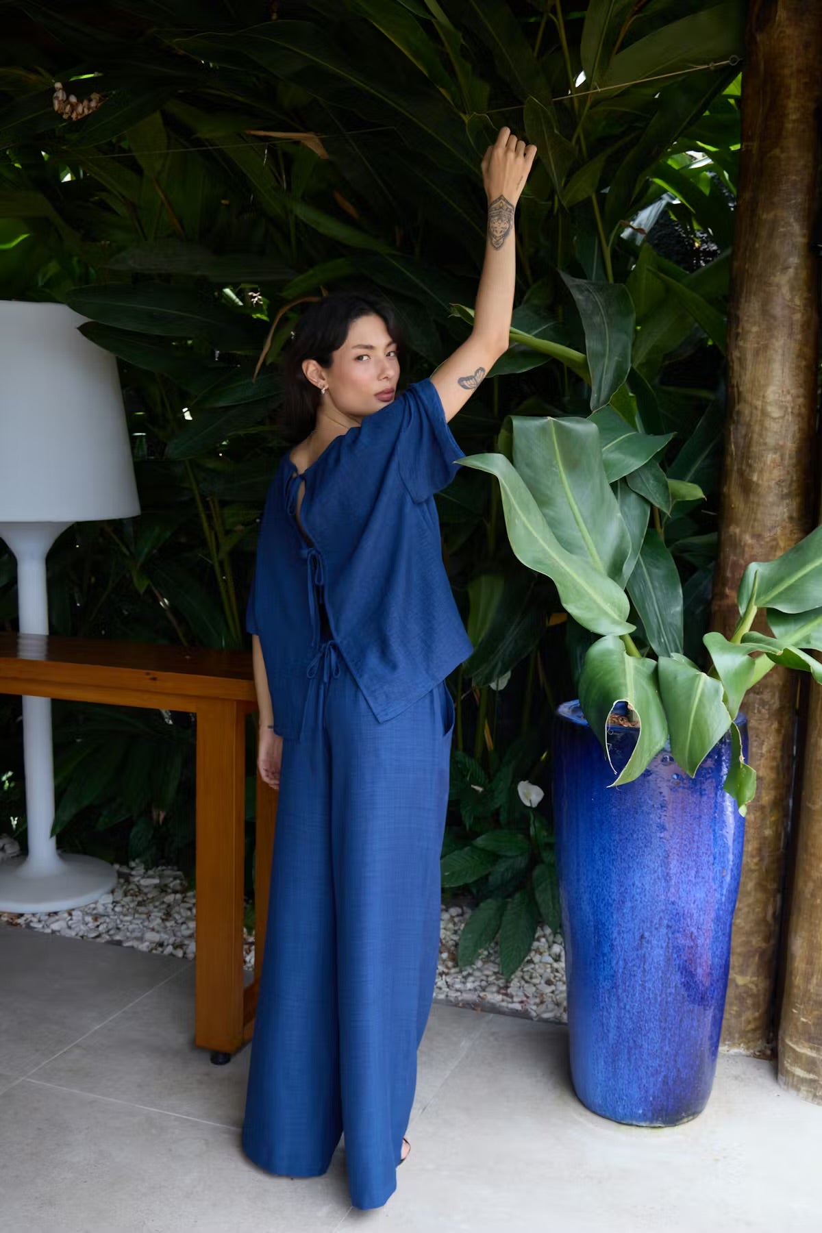 Maglia blu in cotone con chiusura dietro