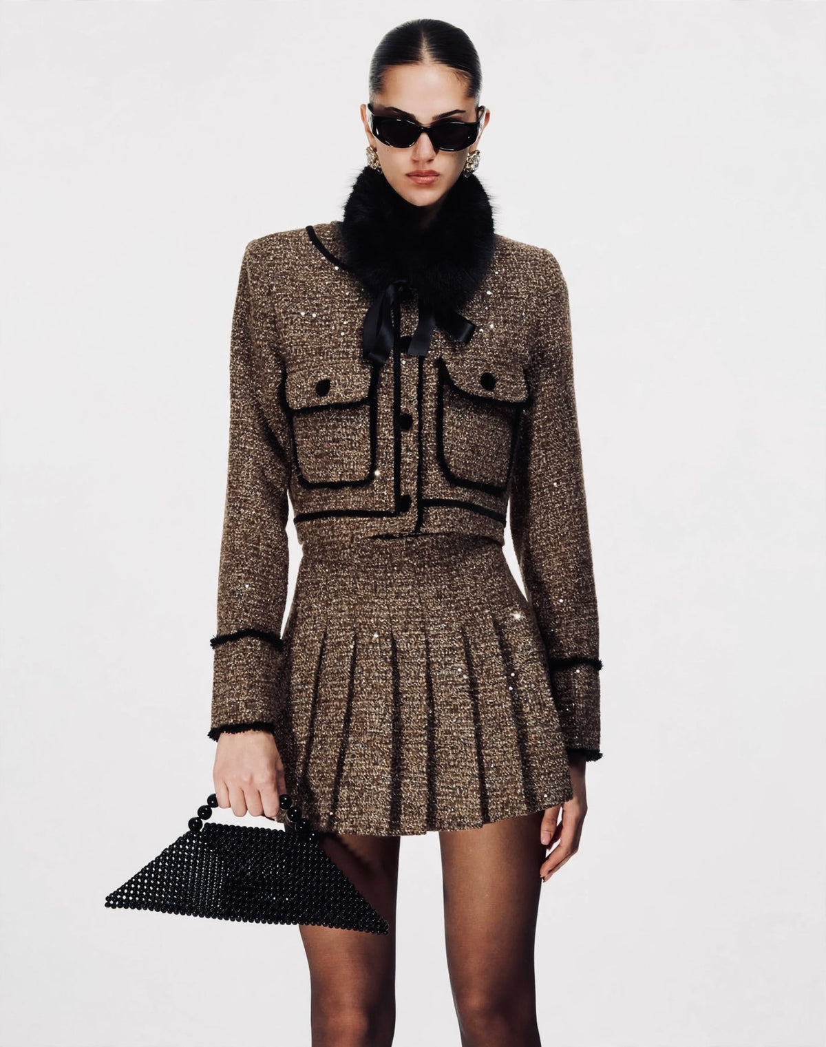Completo moro in tweed giacca corta con taschini e bottoni in velluto e gonna corta a pieghe